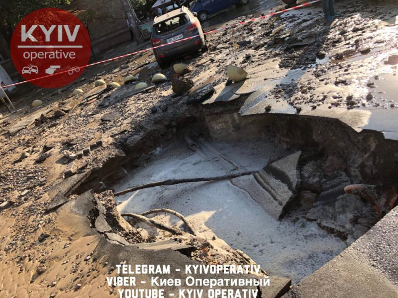 Горячая вода &quot;в свободном доступе&quot;: в центре Киева произошел прорыв трубы (фото, видео)